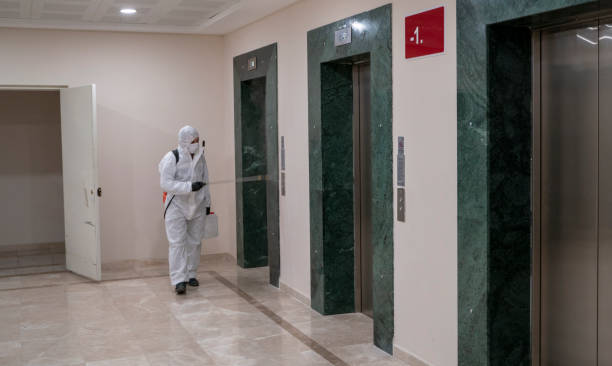 Corona virüsün sebep olduğu salgında kullanılan binalarda sürekli dezenfeksiyon işlemleri yapılmakta.